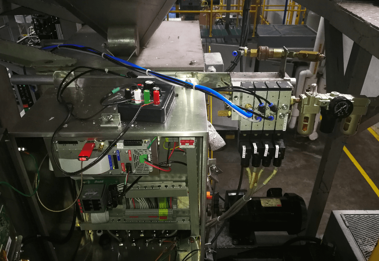 reemplazo-de-controlador-para-maquina-uniloy-de-moldeado-por-soplado-de-envases-plasticos